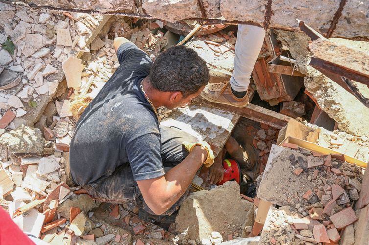 People work to rescue a man trapped under the rubble of a collapsed building, in the aftermath of earthquakes in La Guaira, Venezuela, June 25, 2026. REUTERS/Maxwell Briceno